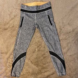EUC like new size 6 lululemon crop/Capri leggings